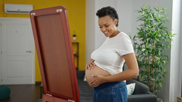 Junge Schwangere Frau Lächelt Selbstbewusst Und Schaut Bäuchlings Auf Spiegel — Stockfoto