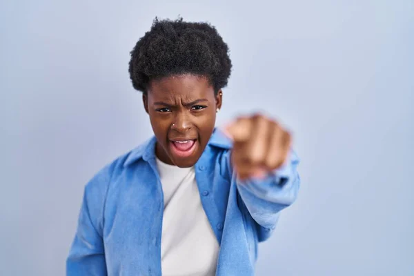 Afrikaans Amerikaanse Vrouw Staan Blauwe Achtergrond Wijzend Ontevreden Gefrustreerd Naar — Stockfoto