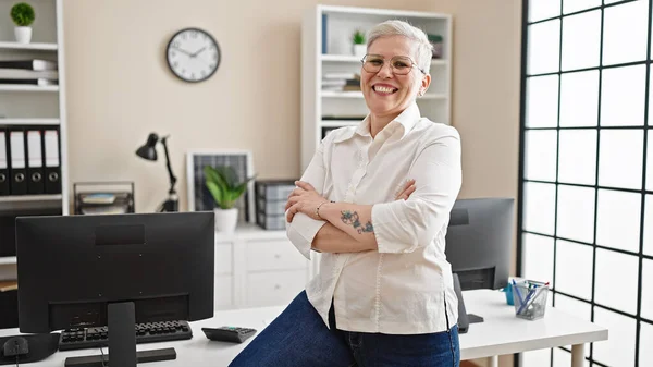 Mujer Pelo Gris Mediana Edad Trabajadora Negocios Sonriendo Confiada Sentada —  Fotos de Stock