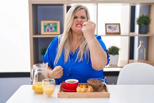 Caucasian Size Woman Eating Breakfast Home Angry Mad Raising Fist — Stock Photo, Image