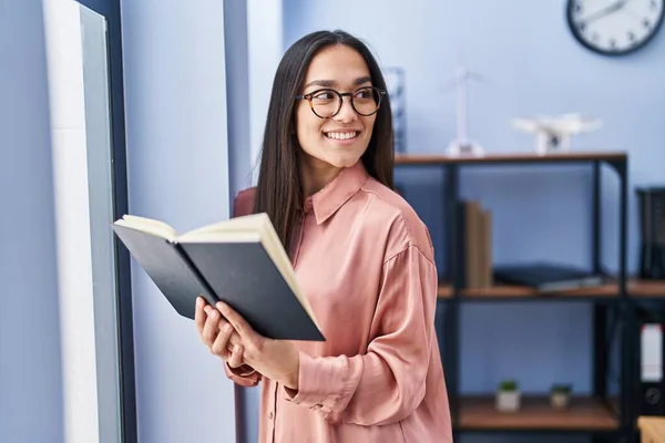 Νεαρή Ισπανίδα Επιχειρηματίας Που Διαβάζει Βιβλία Στο Γραφείο — Φωτογραφία Αρχείου