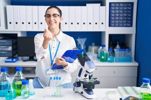 Νεαρή Μελαχρινή Γυναίκα Που Εργάζεται Στο Εργαστήριο Επιστήμονας Κάνει Χειρονομία — Φωτογραφία Αρχείου
