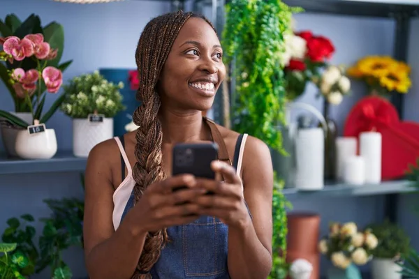 Αφρικανική Αμερικανική Γυναίκα Ανθοπώλης Χαμογελά Αυτοπεποίθηση Χρησιμοποιώντας Smartphone Στο Ανθοπωλείο — Φωτογραφία Αρχείου