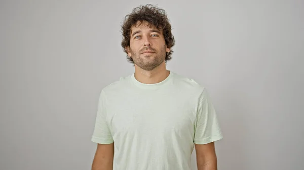 Jovem Hispânico Homem Com Rosto Sério Sobre Fundo Branco Isolado — Fotografia de Stock