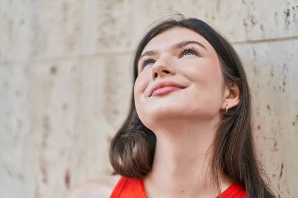 Jonge Kaukasische Vrouw Glimlachen Zelfverzekerd Kijken Naar Zijkant Straat — Stockfoto