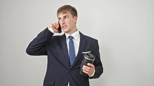 Giovane Uomo Caucasico Uomo Affari Parlando Smartphone Possesso Caffè Sfondo — Foto Stock