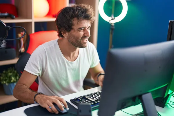 Young Hispanic Man Streamer Playing Video Game Using Computer Music — Stock Photo, Image