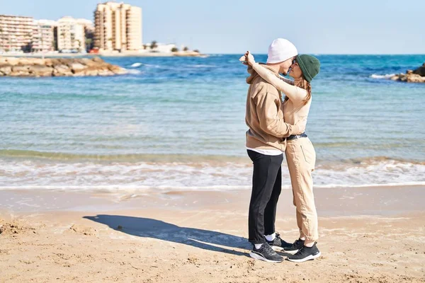 男と女のカップル巨大お互いにと接吻で海辺 — ストック写真