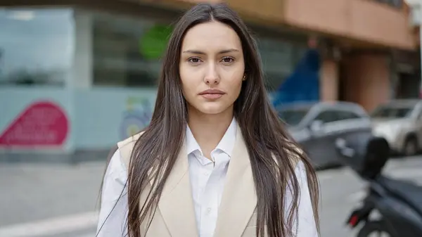 Sokakta Ciddi Bir Ifadeyle Duran Genç Güzel Spanyol Kadın — Stok fotoğraf