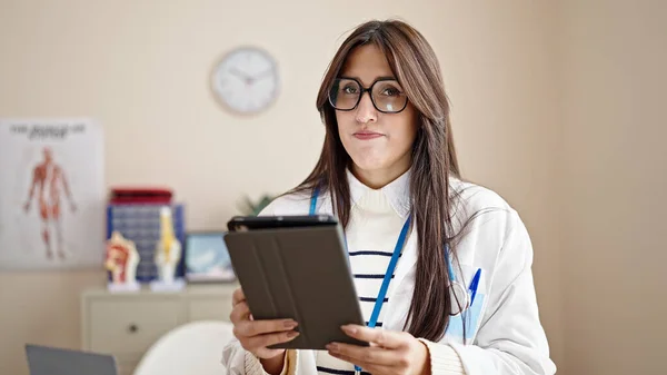 Young Beautiful Hispanic Woman Doctor Using Touchpad Working Clinic — Stock Photo, Image
