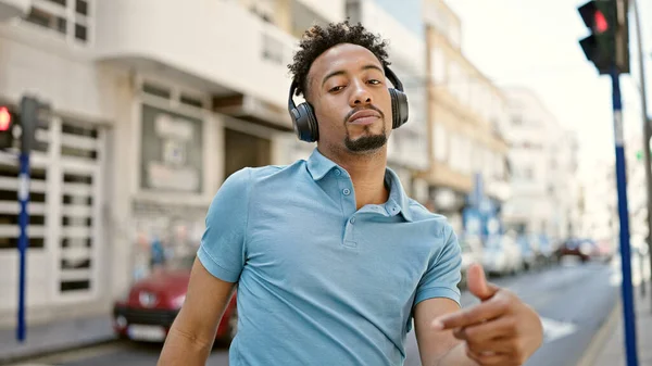 アフリカ系アメリカ人の男性が路上で音楽やダンスを聴き — ストック写真