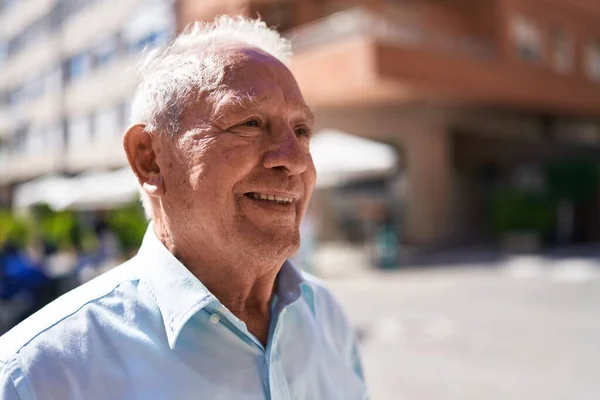 Hombre Pelo Gris Mediana Edad Sonriendo Confiado Mirando Lado Calle — Foto de Stock