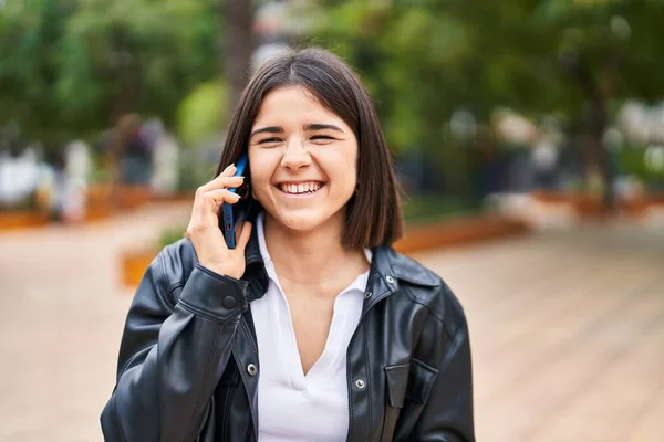 Jonge Mooie Spaanse Vrouw Glimlachend Vol Vertrouwen Praten Smartphone Het — Stockfoto