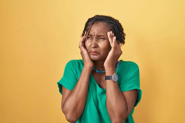 Mujer Africana Con Rastas Pie Sobre Fondo Amarillo Con Mano — Foto de Stock