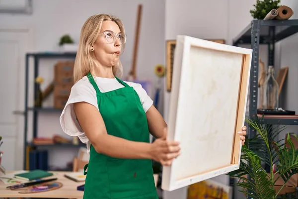 Young Caucasian Woman Looking Canvas Making Fish Face Mouth Squinting — Stock Photo, Image