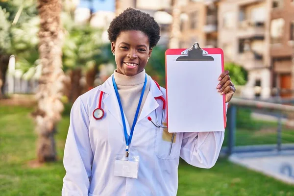 Femme Afro Américaine Portant Stéthoscope Médecin Tenant Presse Papiers Regardant — Photo