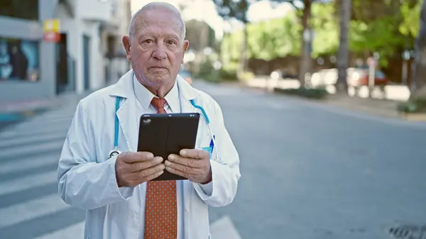 Médico Cabelos Grisalhos Sênior Com Expressão Séria Segurando Touchpad Rua — Fotografia de Stock