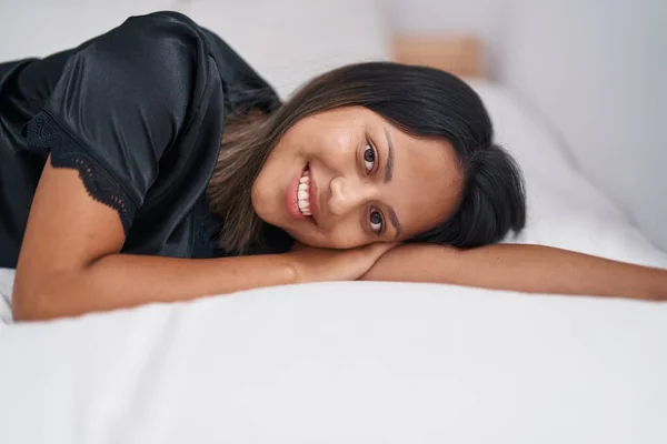 Junge Hispanische Frau Lächelt Selbstbewusst Auf Bett Schlafzimmer Liegend — Stockfoto