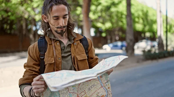 Joven Turista Hispano Con Mochila Mirando Mapa Ciudad Parque —  Fotos de Stock