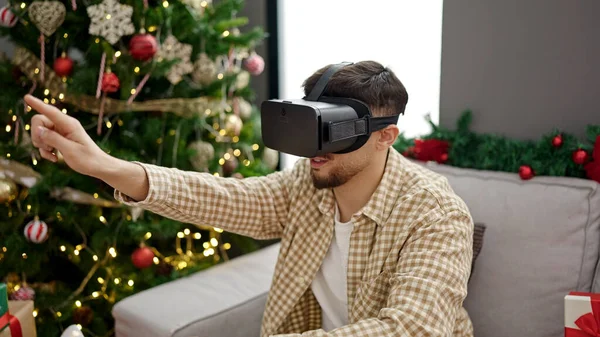 Hombre Árabe Joven Utilizando Realidad Virtual Sentado Junto Árbol Navidad — Foto de Stock