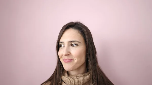 Mooie Latino Vrouw Glimlachen Zelfverzekerd Staande Geïsoleerde Roze Achtergrond — Stockfoto