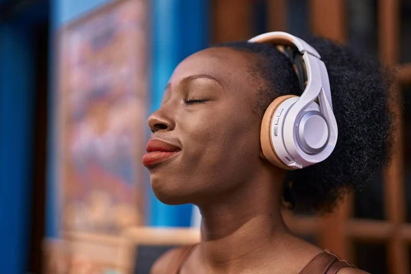 Mujer Afroamericana Relajada Escuchando Música Calle —  Fotos de Stock