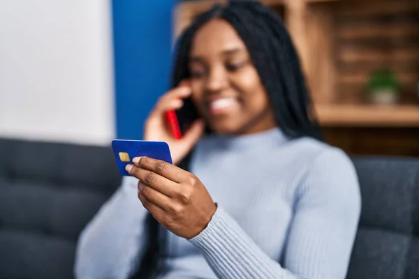 Afroamerikanerin Telefoniert Mit Kreditkarte Und Sitzt Hause Auf Sofa — Stockfoto