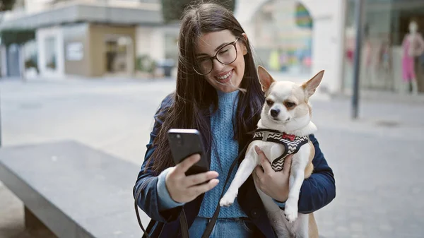 Giovane Donna Ispanica Con Cane Chihuahua Sorridente Fiducioso Utilizzando Smartphone — Foto Stock