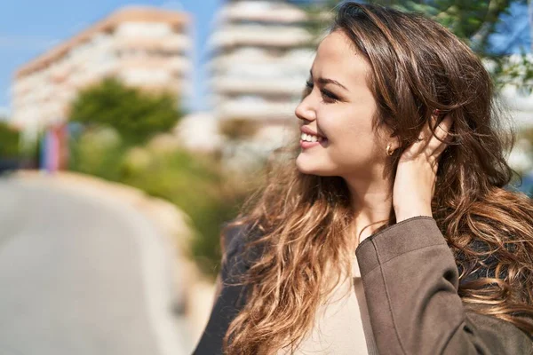 Junge Schöne Hispanische Frau Lächelt Selbstbewusst Und Schaut Park Zur — Stockfoto