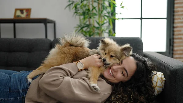 Junge Hispanische Frau Mit Hund Liegt Auf Sofa Und Spielt — Stockfoto