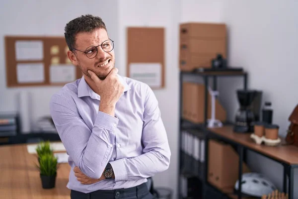 Young Hispanic Man Office Thinking Worried Question Concerned Nervous Hand — Stock Photo, Image