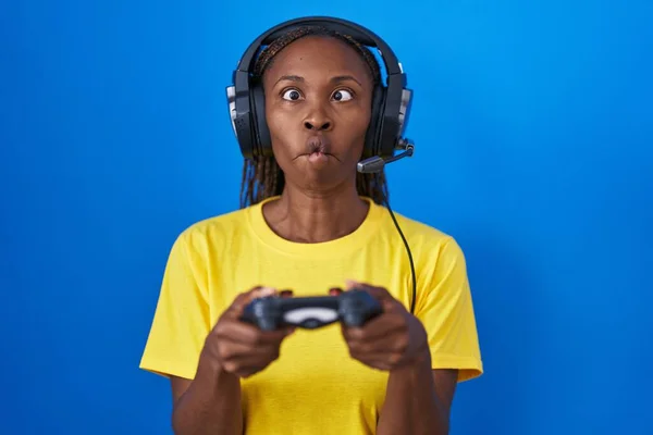 Африканская Американка Играющая Видеоигры Делает Рыбье Лицо Ртом Щурящимися Глазами — стоковое фото
