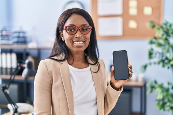 Jovem Africano Segurando Smartphone Mostrando Tela Branco Olhando Positivo Feliz — Fotografia de Stock