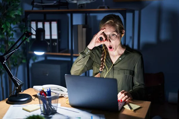 Mujer Rubia Joven Que Trabaja Oficina Por Noche Haciendo Gesto — Foto de Stock
