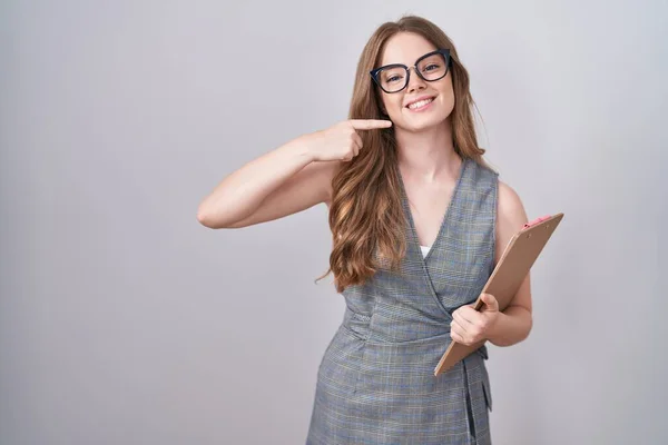 Vit Kvinna Klädd Glasögon Och Affärskläder Leende Glad Visar Och — Stockfoto