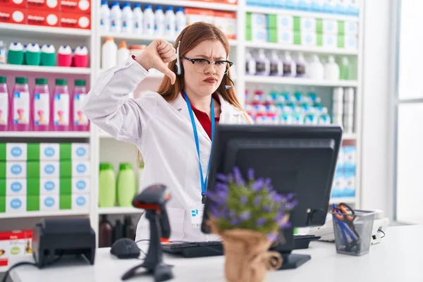 Рыжая Женщина Работающая Аптеке Носит Гарнитуру Сердитым Лицом Знак Неприязни — стоковое фото