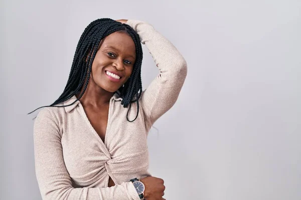 Afrikaanse Vrouw Met Vlechten Staan Witte Achtergrond Glimlachen Zelfverzekerd Aanraken — Stockfoto