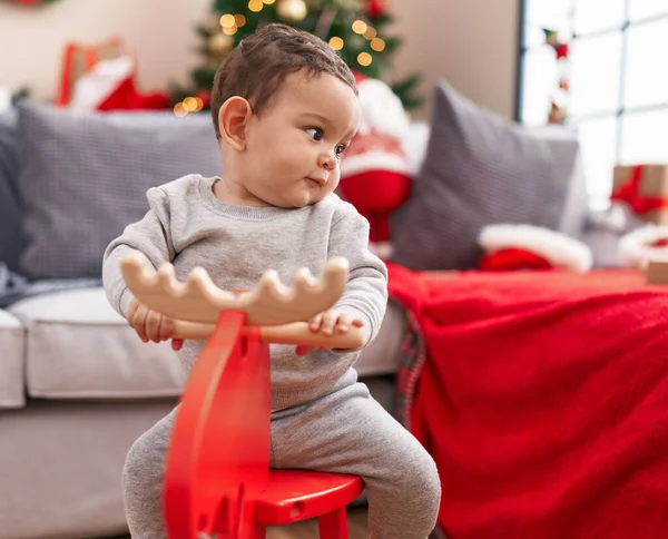 Adorável Bebê Hispânico Brincando Com Renas Balançando Pela Árvore Natal — Fotografia de Stock