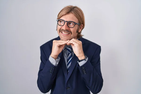 Καυκάσιος Άντρας Μουστάκι Που Φοράει Επαγγελματικά Ρούχα Γελώντας Νευρικός Και — Φωτογραφία Αρχείου