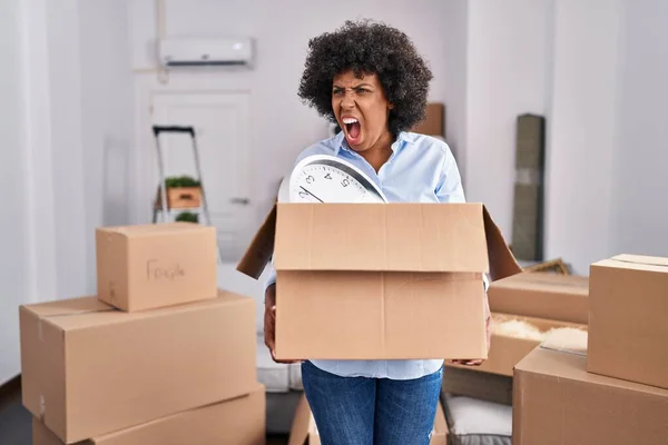 Zwarte Vrouw Met Krullend Haar Verhuist Naar Een Nieuw Huis — Stockfoto