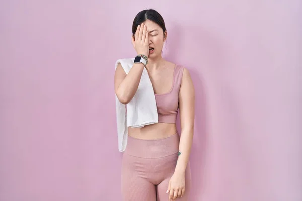 Chinese Jonge Vrouw Dragen Sportkleding Handdoek Geeuwen Moe Bedekken Half — Stockfoto