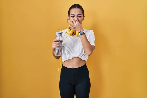 Joven Mujer Sudasiática Usando Ropa Deportiva Bebiendo Agua Oliendo Algo — Foto de Stock