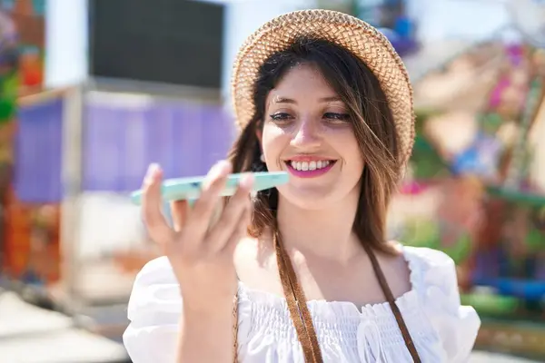 Giovane Donna Ispanica Turista Sorridente Fiducioso Parlando Smartphone Strada — Foto Stock