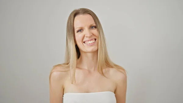 Junge Blonde Frau Lächelt Selbstbewusst Vor Isoliertem Weißen Hintergrund — Stockfoto