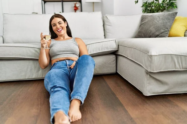 Young Beautiful Hispanic Woman Drinking Glass Wine Sitting Floor Home — Stockfoto