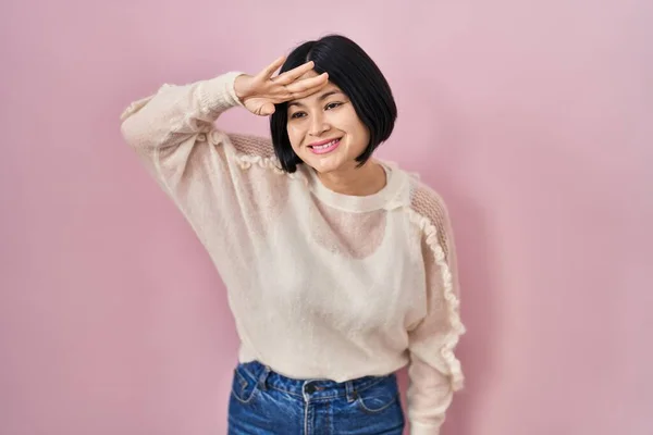 Jonge Aziatische Vrouw Staan Roze Achtergrond Erg Blij Glimlachend Kijken — Stockfoto
