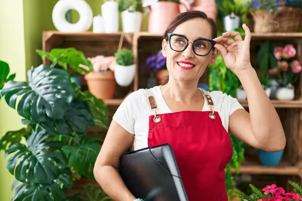 Jovem Bela Mulher Hispânica Florista Sorrindo Confiante Segurando Binder Loja — Fotografia de Stock
