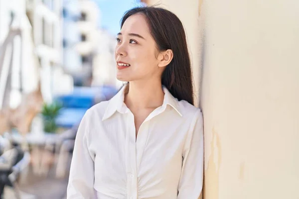 Young Chinese Woman Smiling Confident Looking Side Street — Foto Stock