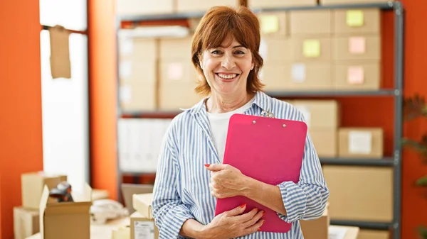 Middelbare Leeftijd Vrouw Commerce Zakelijke Werknemer Met Klembord Glimlachen Kantoor — Stockfoto