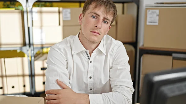 Junger Kaukasischer Mann Sitzt Mit Verschränkten Armen Tisch Büro — Stockfoto